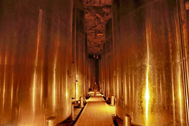 「观光亮点奖」评选开跑，金门「经武酒窖–窖藏光旅」首周票选暂居分组第一。(图／金门县政府提供)