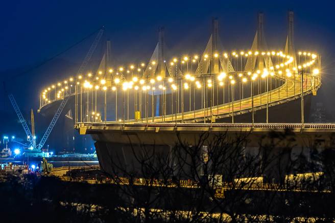 金门大桥绝美的S形曲线桥、高粱穗心形桥塔，加上七彩灯光与四季不同的景观变化，已成为金门最美地标。(图／金门县政府提供)