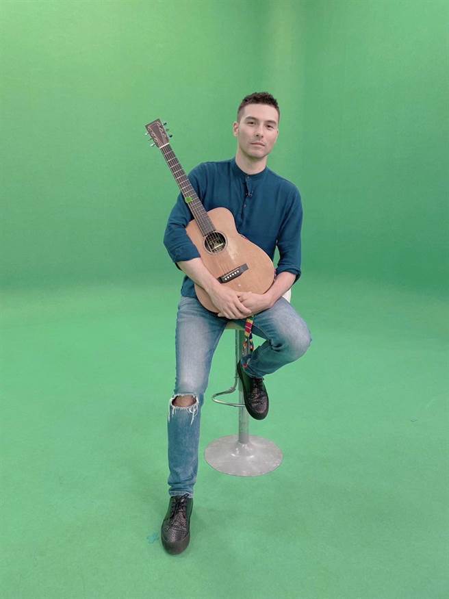 凤小岳演唱〈心事谁人知〉。（年代提供）