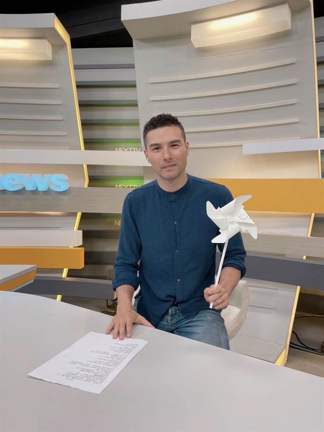 凤小岳挑战主播台工作。（年代提供）