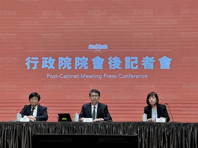 卫福部次长周志浩（左）上午出席行政院会后记者会回应健保相关议题。（黄婉婷摄）