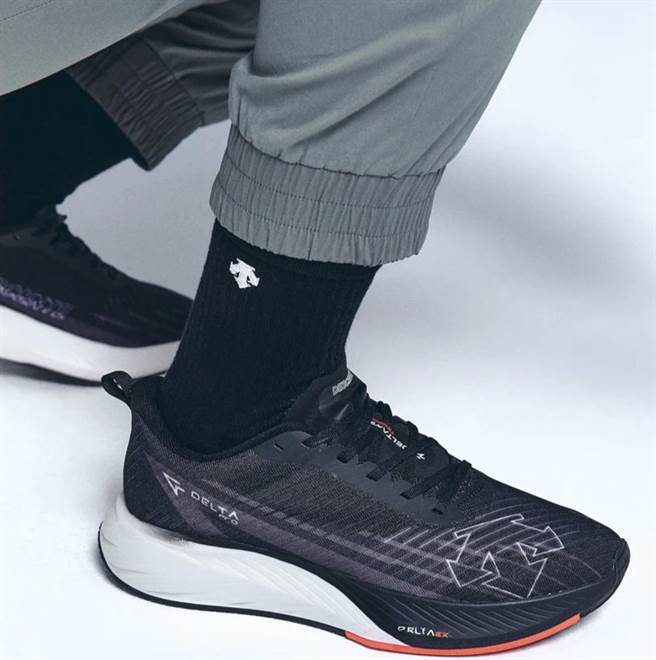 「DESCENTE DELTAPRO TEMPO」職業賽事跑步鞋為專門為比賽設計的訓練鞋款。（DESCENTE提供）