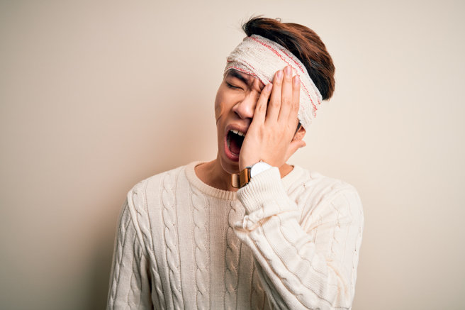 63岁赖姓工人在工地跌倒撞到额头后，眼球周围竟在过不久后肿得像气球一样。（示意图/shutterstock达志影像）