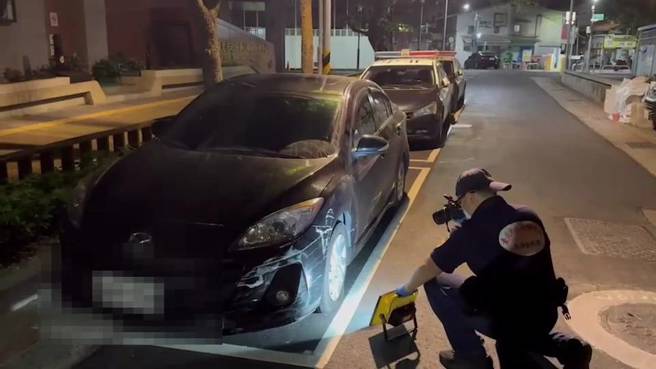 警方对游男驾驶的车辆进行採证。（翻摄照片／林郁平台北传真）