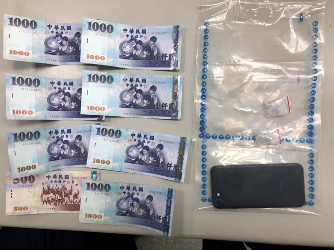 警方查扣到两包安非他命及现金7500元等赃证物。（翻摄照片／林郁平台北传真）