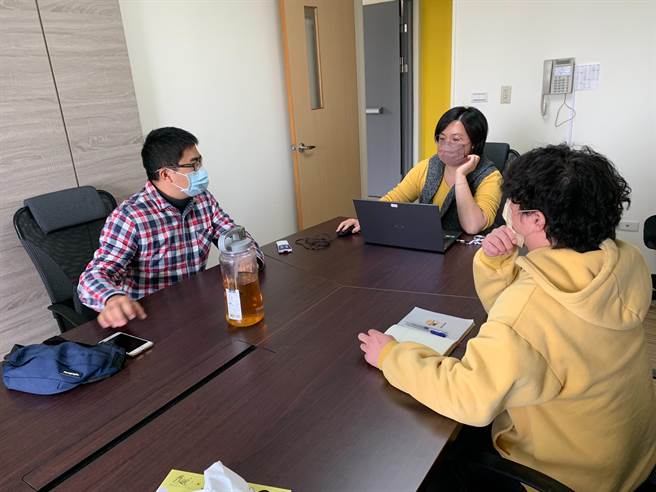 社工与谘商师透过会议，共同评估谘商成效。（彰化家扶提供／孙英哲彰化传真）
