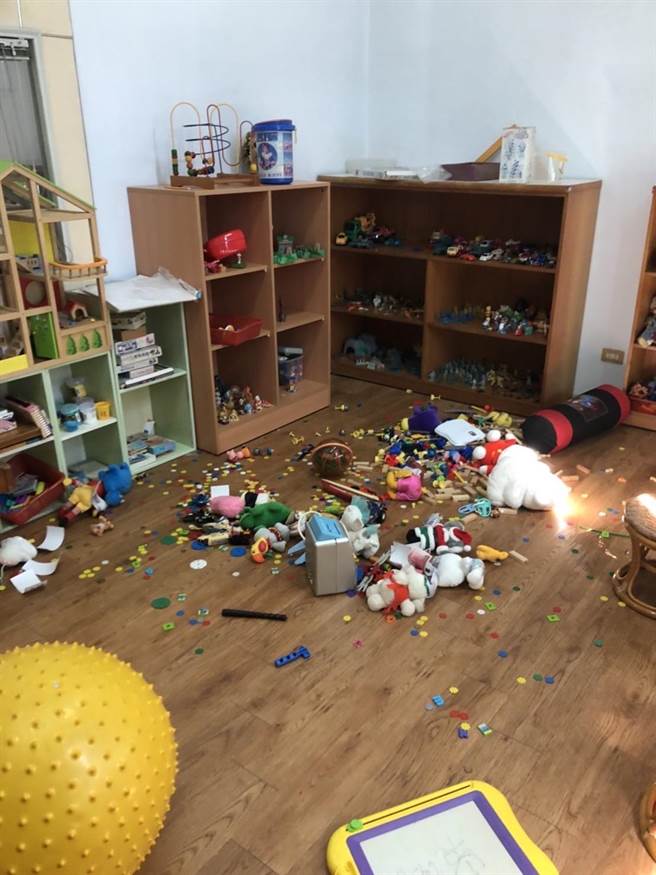 受虐儿少在谘商歷程情绪张力极大，大摔相关游戏治疗物品，谘商师陪同抒发其情绪。（彰化家扶提供／孙英哲彰化传真）