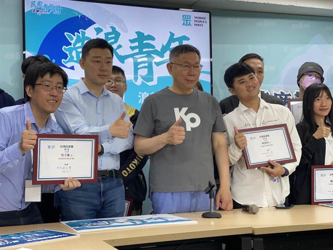 柯文哲18日上午于民眾党中央党部举办青年委员会招募记者会，会后接受媒体访问。（杨亚璇摄）