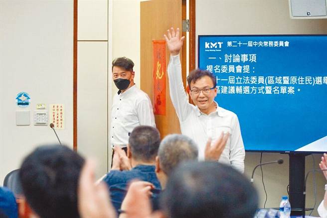 国民党立委郑正钤表示，民进党正事不做，做一些雕虫小技，诈骗简讯梗图根本是打脸自己，提醒台湾诈骗有多严重。（郑正钤办公室提供）