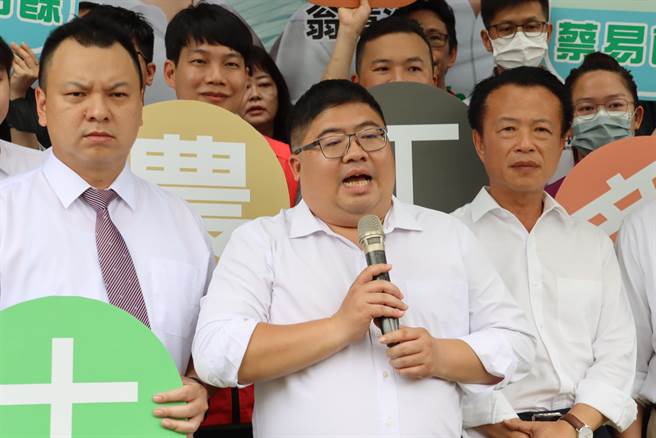 争取连任的民进党嘉义县海区立委蔡易余（前排中）有信心赖在嘉义县的得票率会衝高。（吕妍庭摄）