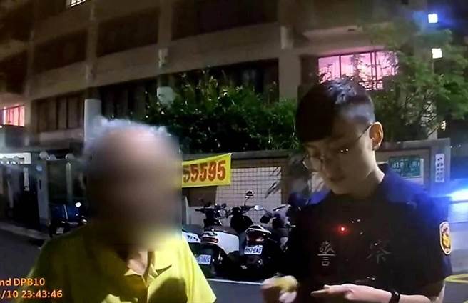 员警获报到场，关怀询问迷途老翁。（翻摄照片／林郁平台北传真）