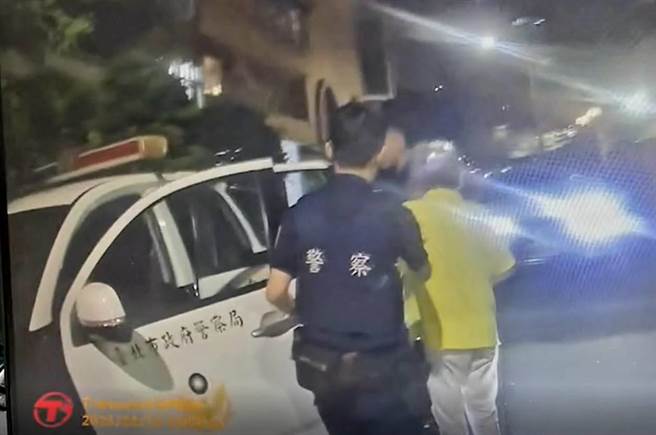 警方将老翁先带回派出所休息。（翻摄照片／林郁平台北传真）