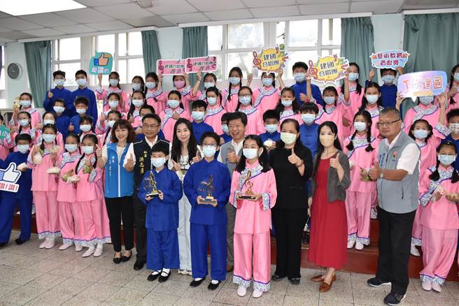 苗栗县长夫人陈美琦18日上午赴头份市建国国小替合唱团加油打气。（谢明俊摄）