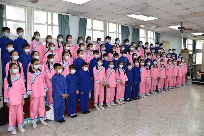 苗栗县头份市建国国小合唱团勇夺「111学年度全国师生乡土歌谣比赛」3项特优佳绩。（谢明俊摄）