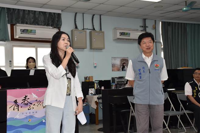 苗栗县长夫人陈美琦18日上午赴头份市建国国小替合唱团加油打气。（谢明俊摄）