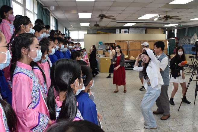 苗栗县长夫人陈美琦18日上午赴头份市建国国小替合唱团加油打气，以爱心回报小朋友们。（谢明俊摄）