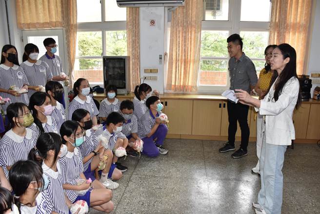 苗栗县长夫人陈美琦18日上午赴头份市建国国中替合唱团加油打气。（谢明俊摄）