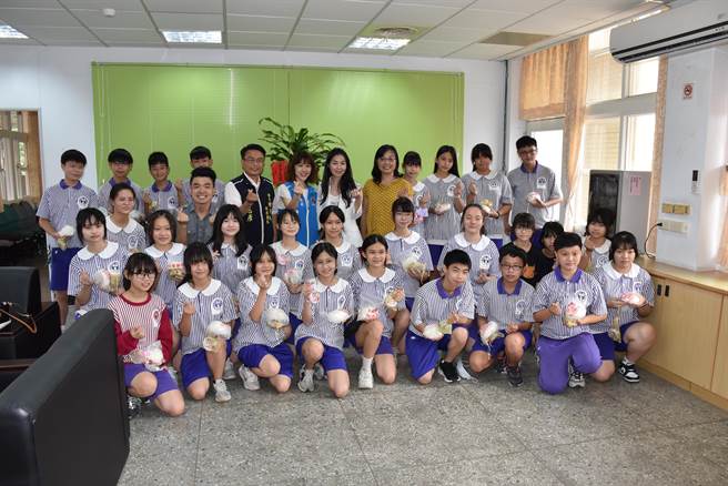 苗栗县长夫人陈美琦18日上午赴头份市建国国中替合唱团加油打气。（谢明俊摄）