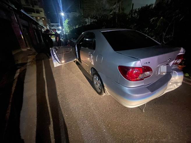 男子尾随心仪女遭反跟踪，后续驶近窄巷不慎倒车撞上电线杆，还惨遭女子友人砸坏驾驶座车窗。（翻摄照片／崔正纲高雄传真）