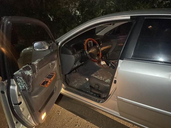 男子尾随心仪女遭反跟踪，后续驶近窄巷不慎倒车撞上电线杆，还惨遭女子友人砸坏驾驶座车窗。（翻摄照片／崔正纲高雄传真）