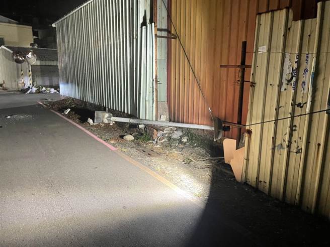 男子倒车撞倒的电线杆。（翻摄照片／崔正纲高雄传真）