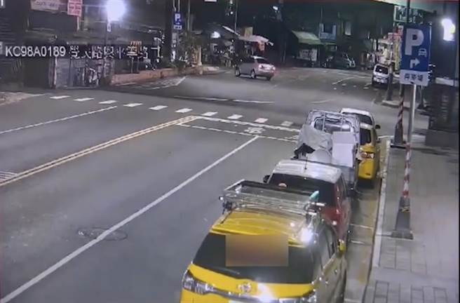 男子驶近窄巷，欲甩开在后方反跟踪的女性友人。（翻摄照片／崔正纲高雄传真）