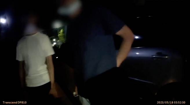 女性友人见男子倒车，以为是要衝撞，下车拿石头砸碎男子驾驶座车窗，遭警方依社会秩序维护法送办。（翻摄照片／崔正纲高雄传真）