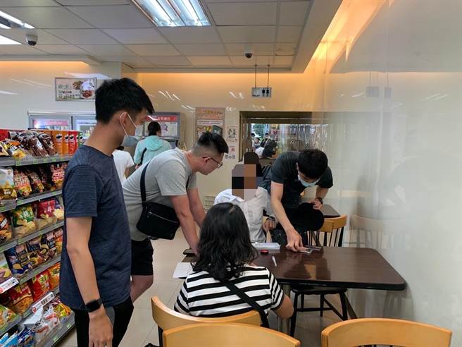 苗栗警分局协助阻止赖姓妇人被诈。（读者提供／谢明俊苗栗传真）