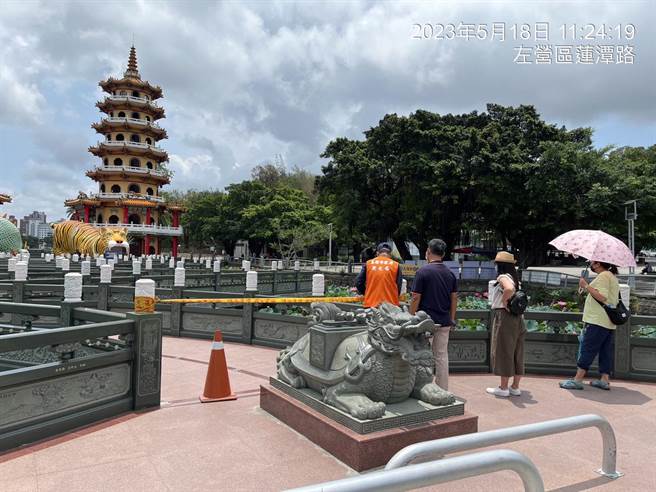高雄市左营莲池潭龙虎塔今天上午也出现炸弹恐吓信件消息，警方拉起警戒线将加强巡逻，也请庙方设置监视器监控现场状况。（民眾提供／林雅惠高雄传真）