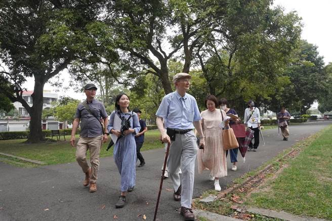 高龄92岁的日籍湾生新元久（左三）访儿时故乡总爷糖厂。（市府文化局提供／张毓翎台南传真）
