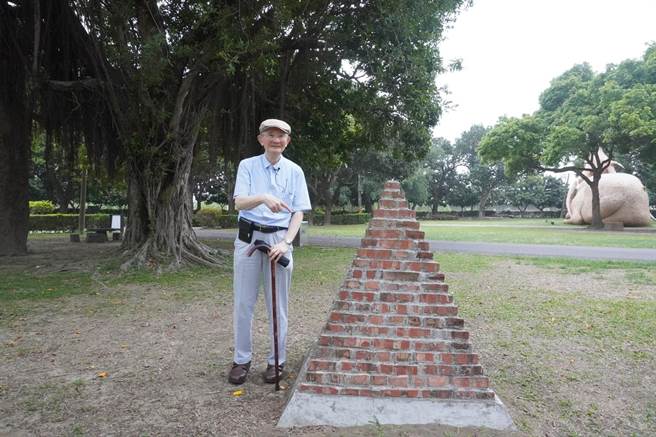 高龄92岁的日籍湾生新元久对故乡一切如数家珍。（市府文化局提供／张毓翎台南传真）