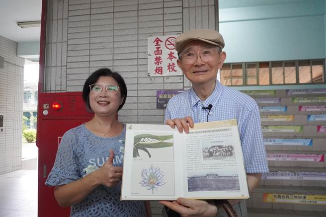 麻豆国中致赠新元久有他以前入学照片的校刊。（市府文化局提供／张毓翎台南传真）