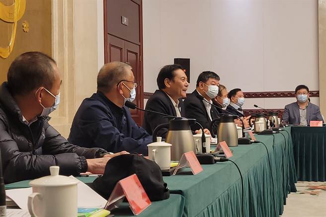 两岸合作翻开新的篇章，连江县长王忠铭与立委陈雪生、连江县议长张永江等16日至19日率团赴大陆福州，参加第6次福马磋商会，昨（17）日也进一步讨论通电、通气、通桥与通水「新四通」事宜。（黄敬文翻摄）