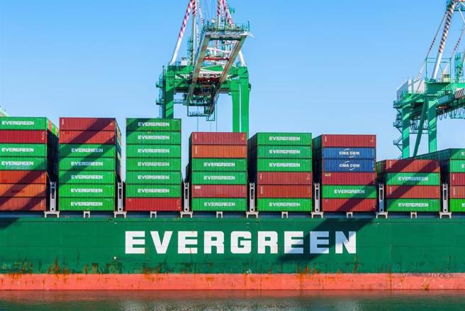 一位长荣海运公司员工透露自己3年来赚了将近1千万元。（示意图／shutterstock）