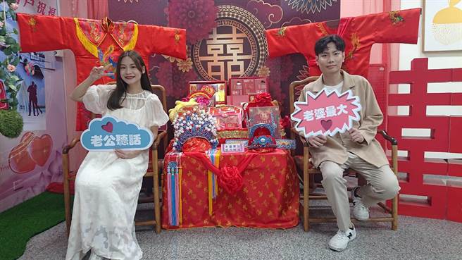 准新人陈奕君与刘冠宏选择520在台南市登记结婚，一次可获赠民间生技公司与台南市长黄伟哲提供2种的新婚贺礼。（程炳璋摄）