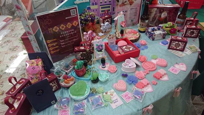 今年520与七夕在台南市结婚，就有机会一次获得政府与民间企业提供的丰富贺礼。（程炳璋摄）