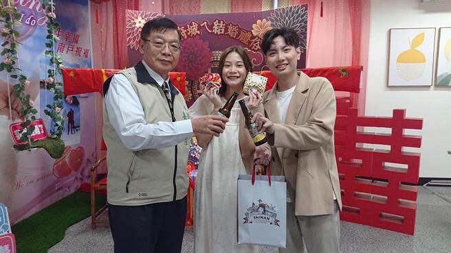 台南市民政局长姜淋煌祝贺新人到户政事务所登记结婚。（程炳璋摄）