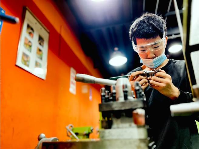 龙华科大强调学用合一的实作教育，打造学子职场黄金竞争力。(龙华科大提供)