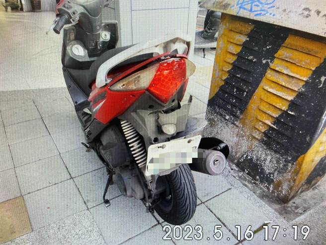 公车闯黄灯撞机车，造成4人受伤。（警方提供）