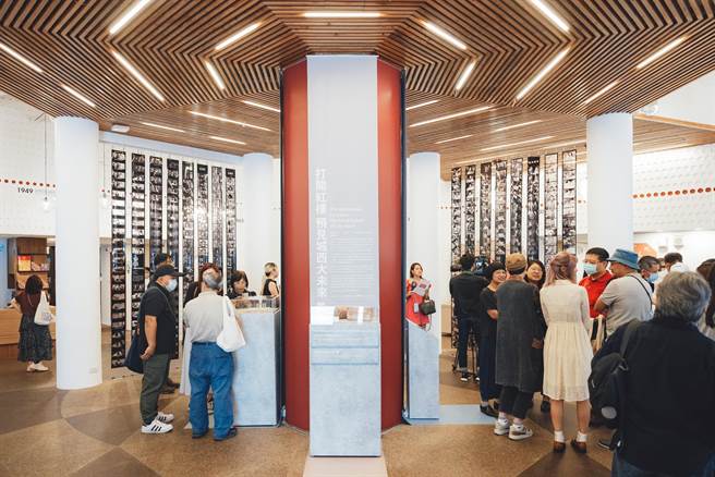 西门红楼5月18日至9月3日止于八角楼一楼的中央展区举办《打开红楼，预见城西大未来》特展，展场设计成电影广告页风格。（西门红楼提供／张芷瑜台北传真）