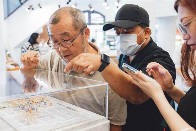 《打开红楼，预见城西大未来》特展将建筑、剧场、电影等主题相互扣连，呈现西门红楼作为西门町生活潮流与娱乐中心的意象，可看到许多珍贵的照片、资料、文物。（西门红楼提供／张芷瑜台北传真）