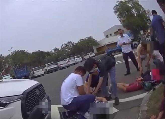 经连日追查，屏警16日下午在台南市新营区逮获林、刘2嫌，同时查出还有3人涉案在逃，对此，检方认定落网2嫌有勾串湮灭之虞，向屏东地院声请羁押，法官17日晚间裁定羁押禁见。（警方提供／谢佳潾屏东传真）