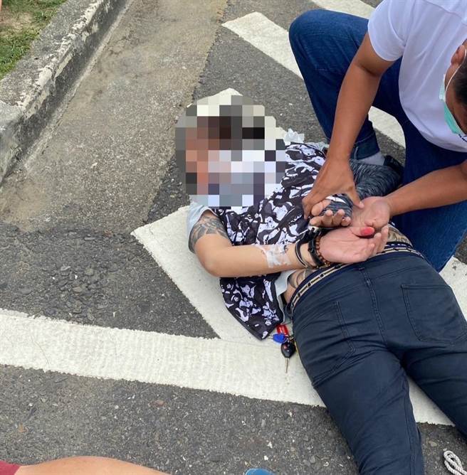 经连日追查，屏警16日下午在台南市新营区逮获林、刘2嫌，同时查出还有3人涉案在逃，对此，检方认定落网2嫌有勾串湮灭之虞，向屏东地院声请羁押，法官17日晚间裁定羁押禁见。（警方提供／谢佳潾屏东传真）