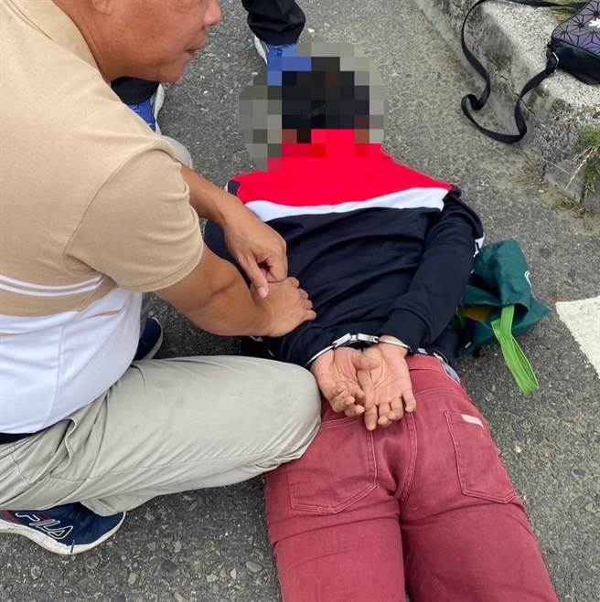 经连日追查，屏警16日下午在台南市新营区逮获林、刘2嫌，同时查出还有3人涉案在逃，对此，检方认定落网2嫌有勾串湮灭之虞，向屏东地院声请羁押，法官17日晚间裁定羁押禁见。（警方提供／谢佳潾屏东传真）