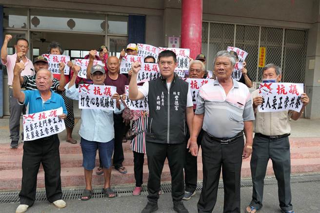 云林县水林乡海丰社区长青食堂断炊，长者拿标语要求尽速供餐。（张朝欣摄）