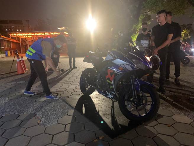 中坜警方组成联合稽查1晚告发14件改装车噪音超标。(警方提供／吕筱蝉桃园传真)