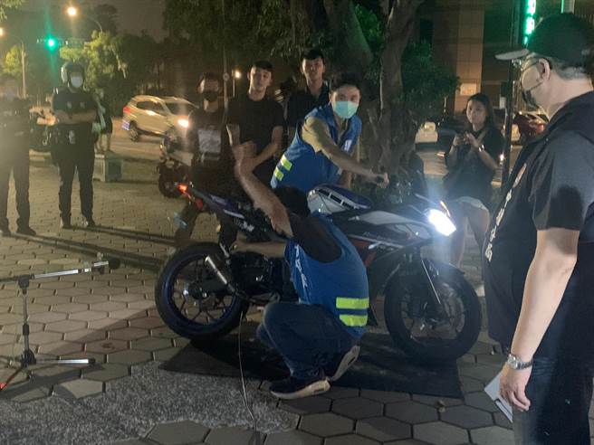中坜警方组成联合稽查1晚告发14件改装车噪音超标。(警方提供／吕筱蝉桃园传真)