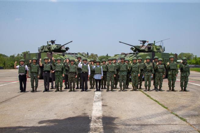 监察委员王美玉、林文程、国防部常务次长黄中将与官兵合影。（军闻社提供）