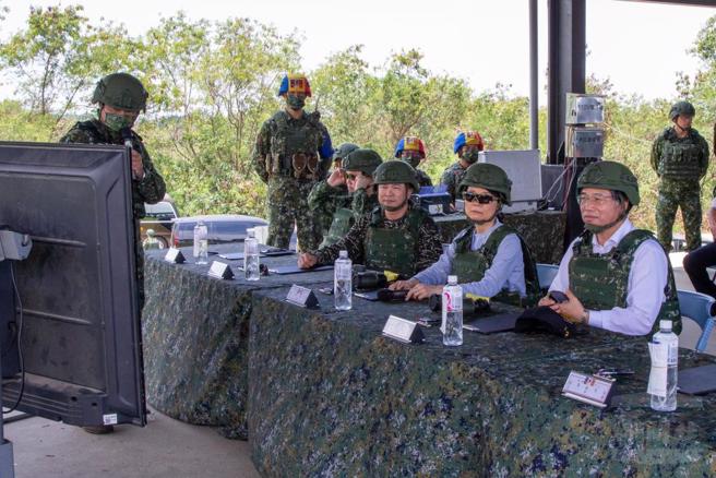 监察委员王美玉、林文程17日前往陆军南部地区联合测考中心，实施「迅驰专案」实弹射击履勘。（军闻社提供）