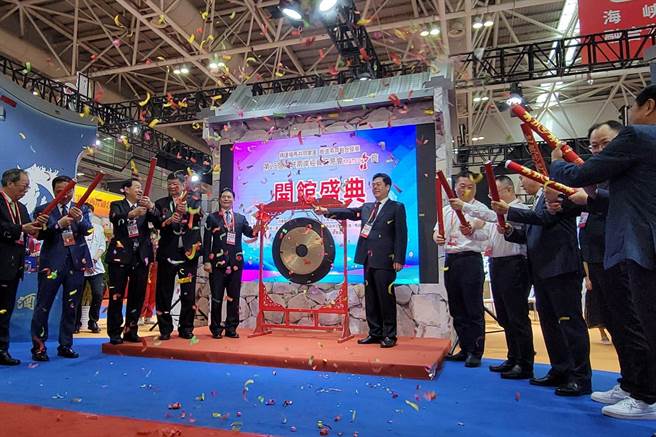 第25届海峡两岸经贸交易会今(18)日在大陆福州海峡会展中心开展，会场设置福州惠台政策、海峡优品、马祖馆、台企优品、青创馆、两岸融合乡建乡创馆、台商投资区等特色展览，连江县长王忠铭也直呼「马祖，准备好了！」。(黄敬文翻摄)